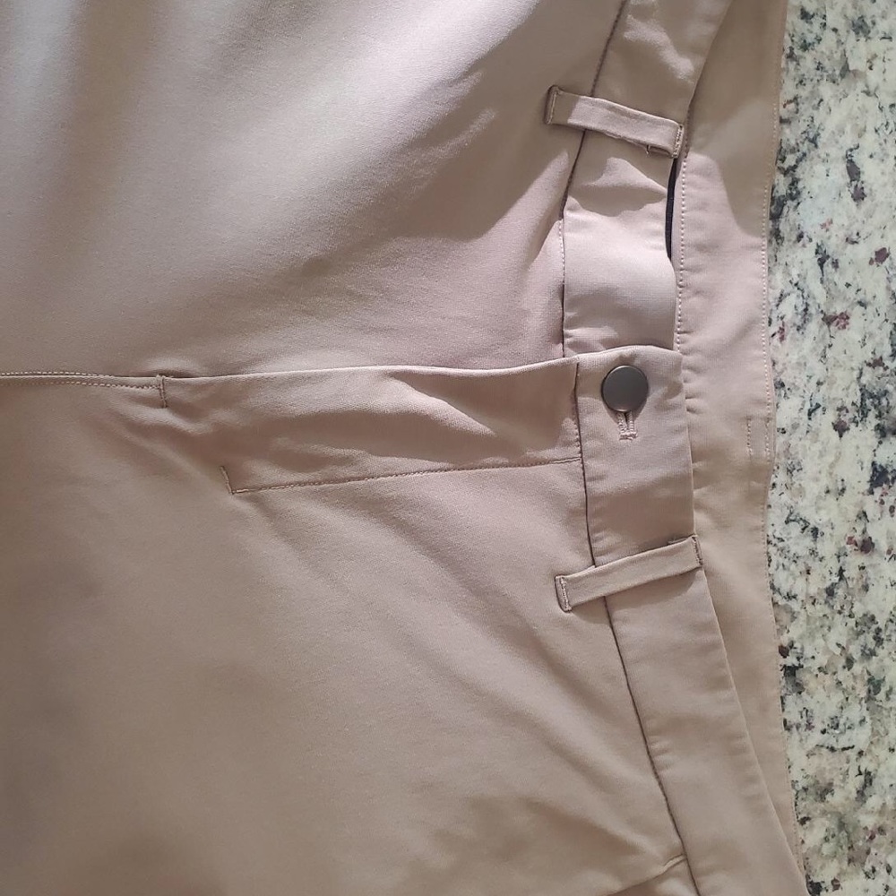 Men’s Lululemon pant in tan.